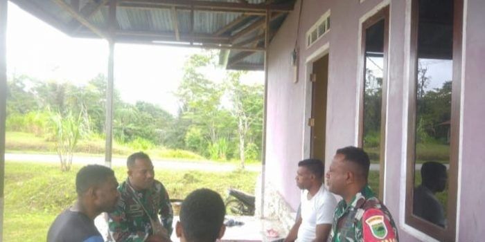 Babinsa dari Koramil 07/Kramomongga Serda Moktar dan Kopda ekram melaksanakan kegiatan Komunikasi Sosial (Komsos)