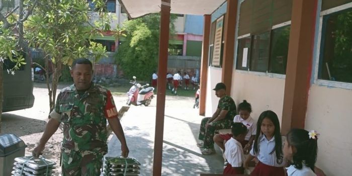 Babinsa Sorong Barat Dampingi pendistribusian Makan Bergizi Gratis Di 8 Sekolah Distrik Sorong Barat.