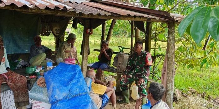 Babinsa Kodim 1802/Sorong Berikan Motivasi Tingkatkan Ketahanan Pangan Kepada Pok Tani Mbangun Rejo