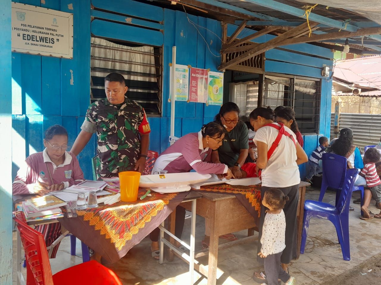 Babinsa Kodim 1802/Sorong Dampingi Petugas Puskesmas Sorong Barat.