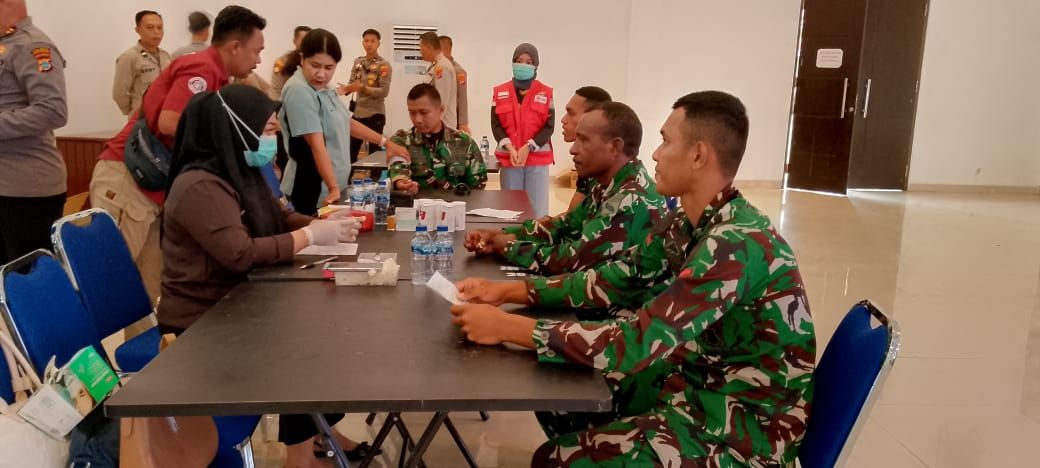 Menjelang peringatan Hari Bhayangkari Ke-79 Tahun 2025, Personel Kodim 1806 /teluk Bintuni  mengikuti kegiatan bakti sosial donor darah