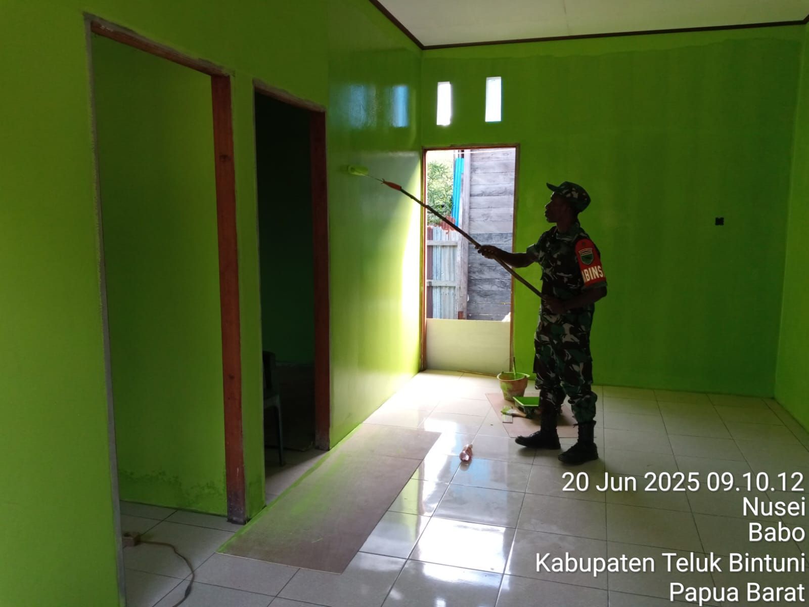 Serda.Abraham iek  melaksanakan  kegiatan karyabakti bersama  masyarakat Membatu Cat Rumah bantuan milik ibu Nova