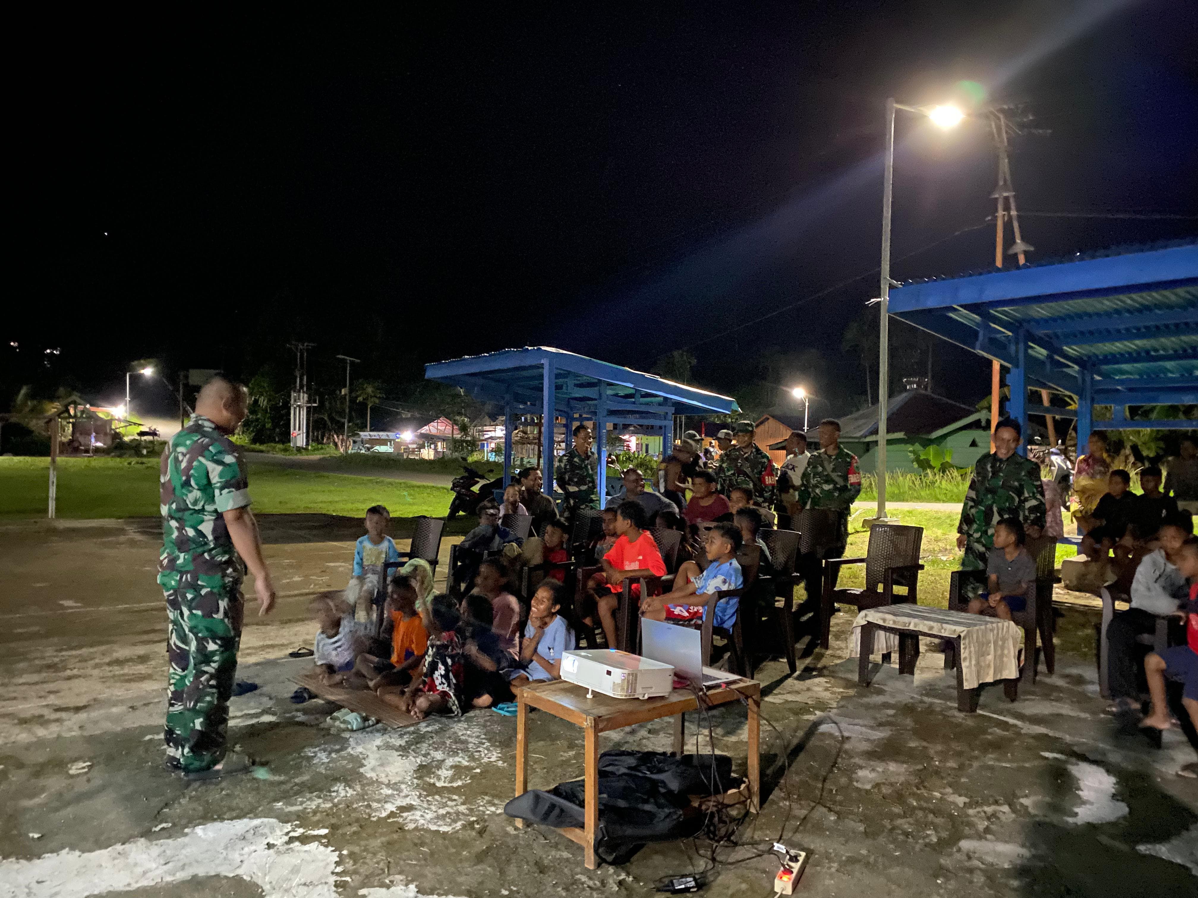 Kodim 1805/Raja Ampat menggelar kegiatan nonton bareng (nobar) bersama warga