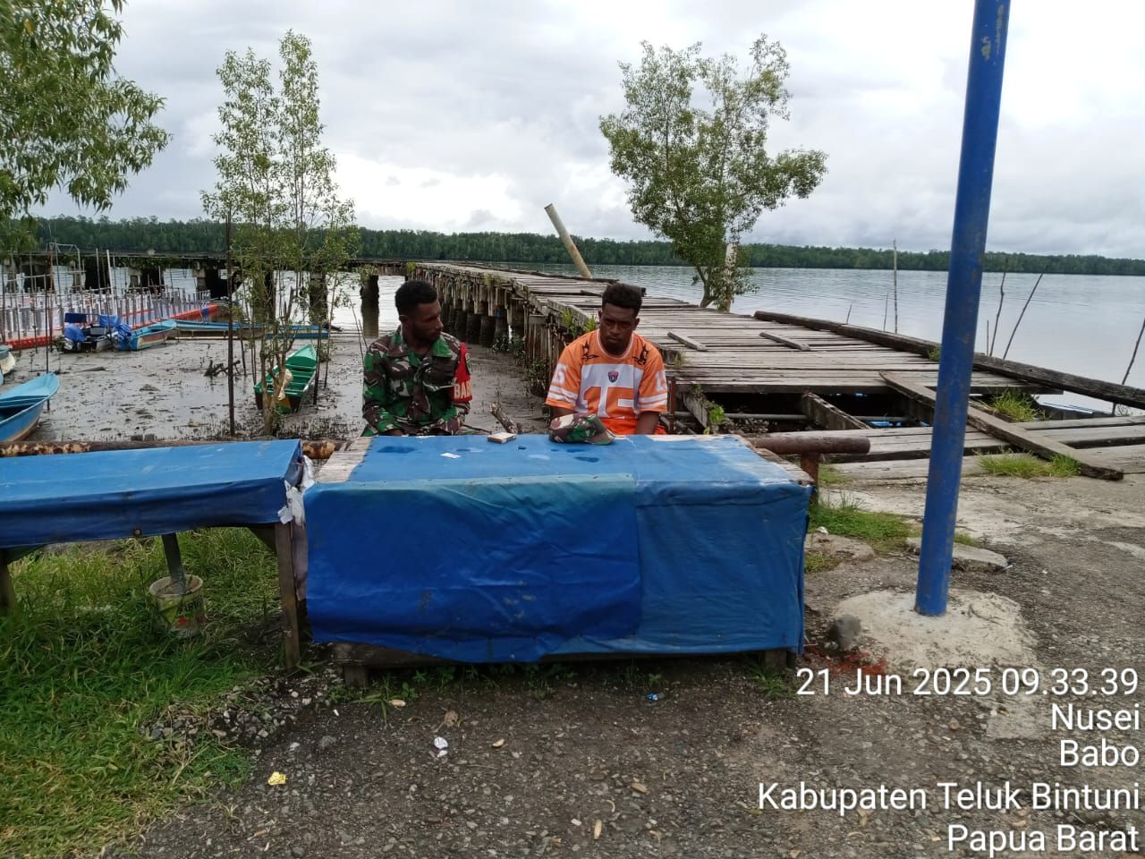 Serda.Edinan Rumbewas melaksanakan  kegiatan komsos bersama para pemuda  memberi motifasi dan arahan kepada pemuda