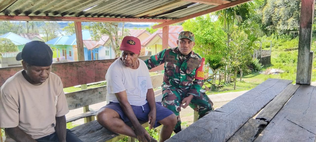 Menjalin Hubungan Baik, Babinsa Satgaster Kodim Maybrat Komsos Dengan Warga Binaan.