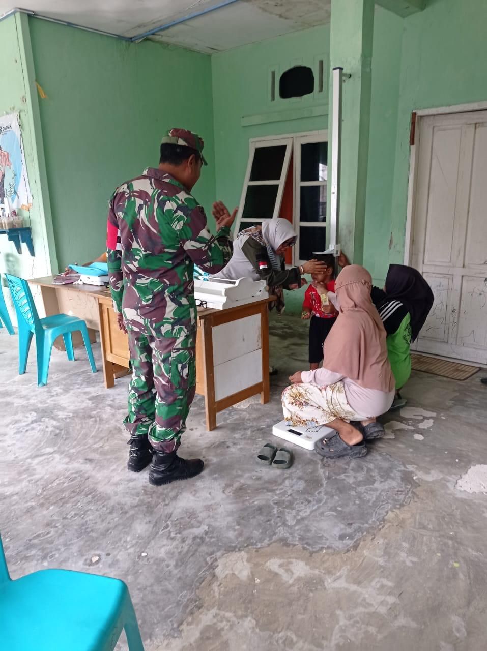 Wujudkan Balita Sehat, Babinsa Dampingi Petugas Kesehatan Berikan Layanan Posyandu