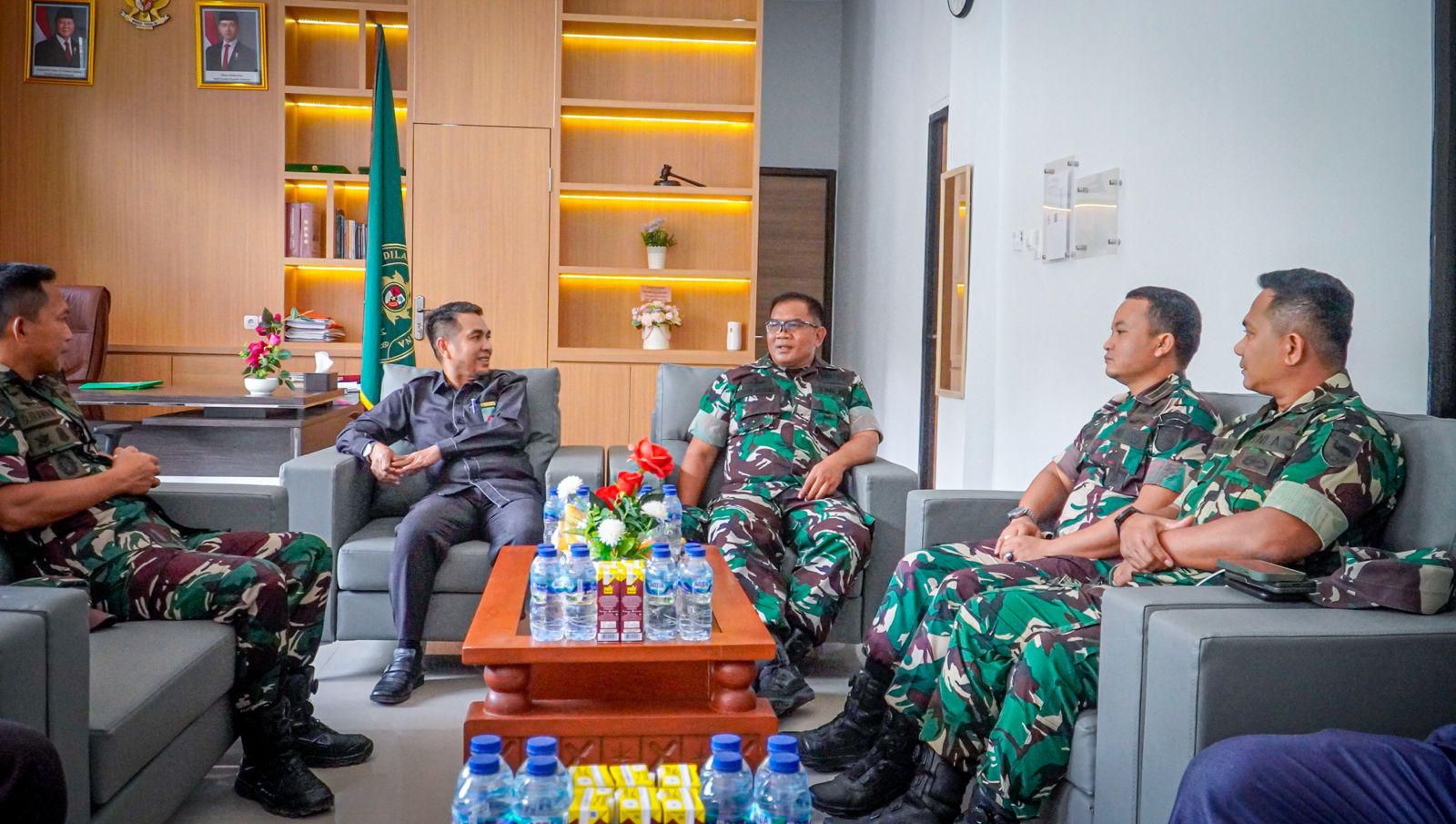 Danrem 182/JO Kolonel Inf Irwan Budiana, S.E., M.M., M.Han didampingi Dandim 1804/Kaimana Letkol Arm Debi Irawan S.I.P.,M.P.A, Silaturahmi ke Pengadilan Negeri Kaimana Pengadilan Negeri Kaimana.