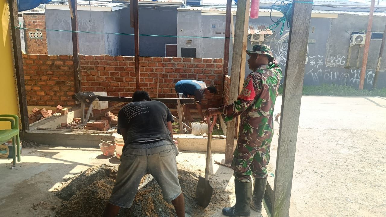 Babinsa Kodim 1802/Sorong Ciptakan Kebersamaan Lewat Pembangunan Teras Rumah.