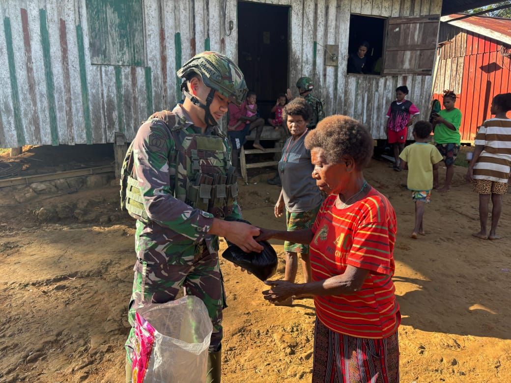 Cinta Kasih di Tanah Papua, Pos Mesna Satgas Yonif 642/Kps Bagikan Sembako