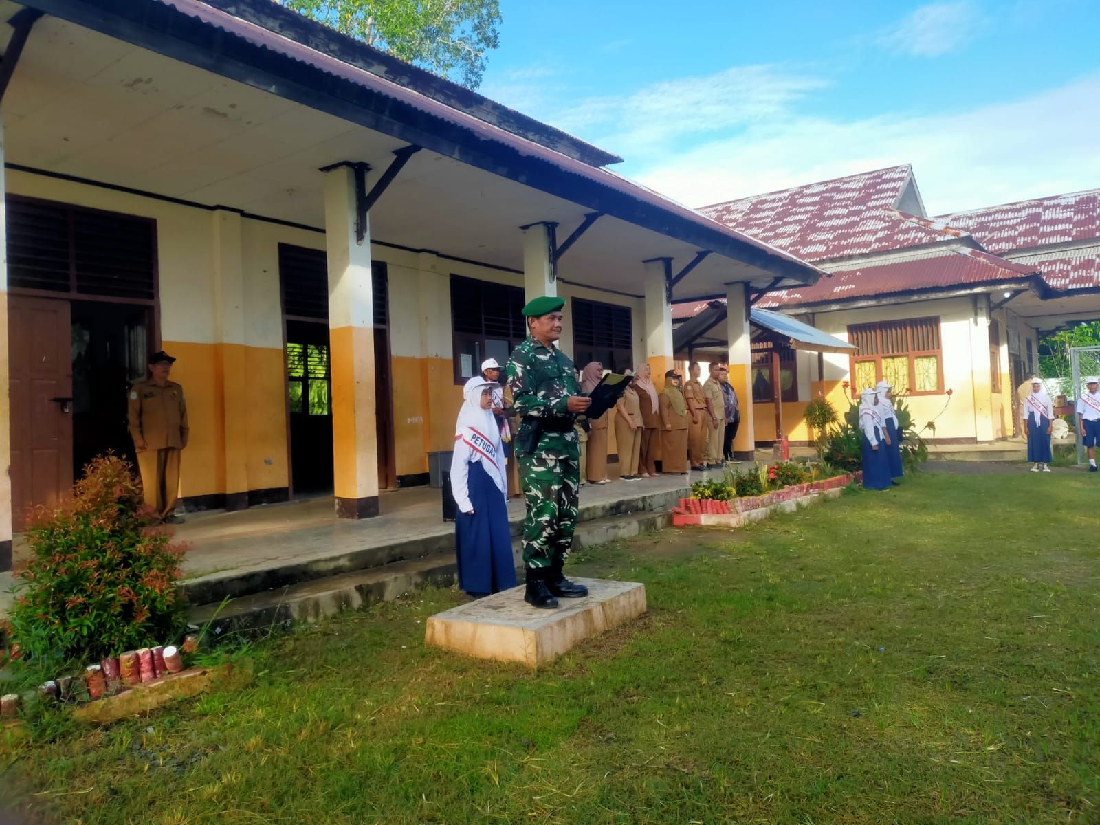 Tingkatkan Semangat Kebangsaan Generasi Muda, Danramil 1802-07/Aimas Pimpin Upacara Bendera.