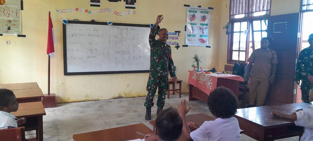Babinsa Kodim 1802/Sorong Berikan Wasbang Kepada Siswa SD YPPK Malawele.