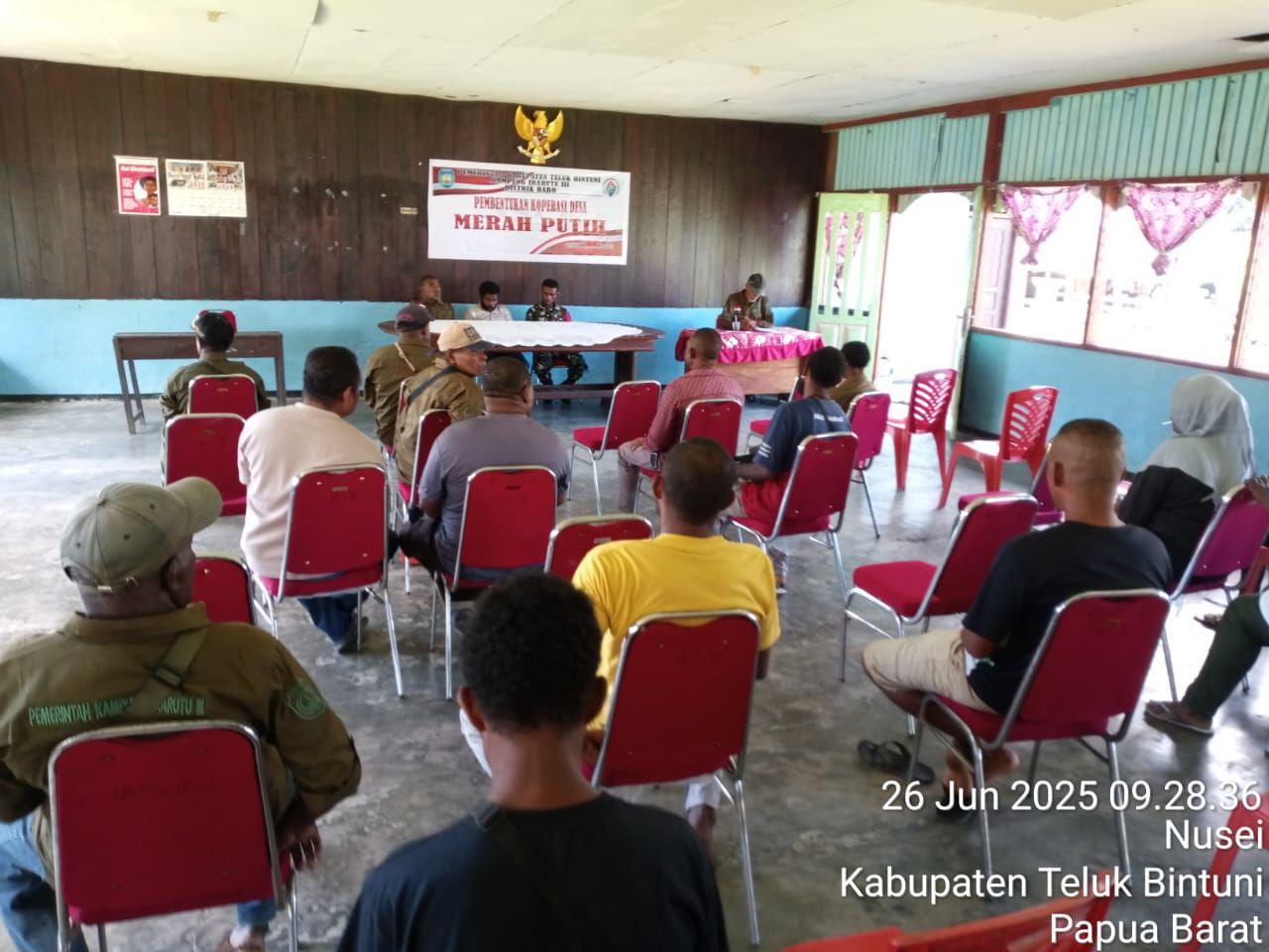 babinsa kodim 1806/teluk Bintuni  melaksanakan  pembentukan panitia koprasi merah  putih 