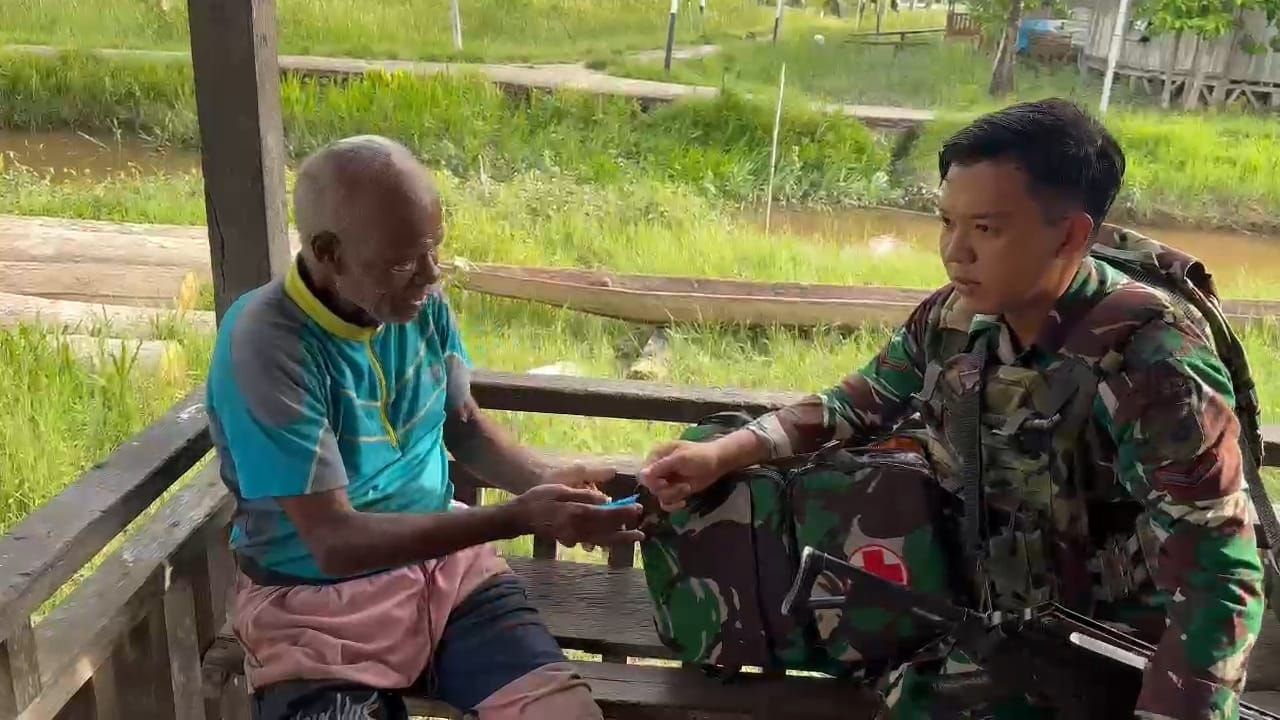 Satgas Yonif 642/Kapuas Pos Kamundan Gelar Pelayanan Kesehatan dan Pembagian Obat di Distrik Kamundan