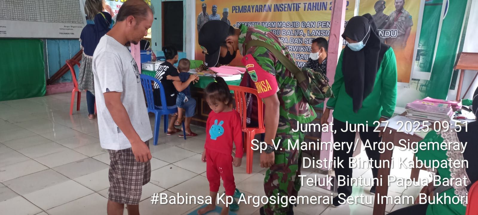 Komsos Bersama Kader Posyandu, Babinsa Ajak Ibu – Ibu Peduli Kesehatan anak anak 