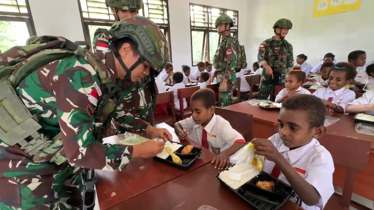 Satgas Yonif 642/Kps Dukung Program Pemerintah dengan Bagikan Makanan Bergizi Gratis di Papua 