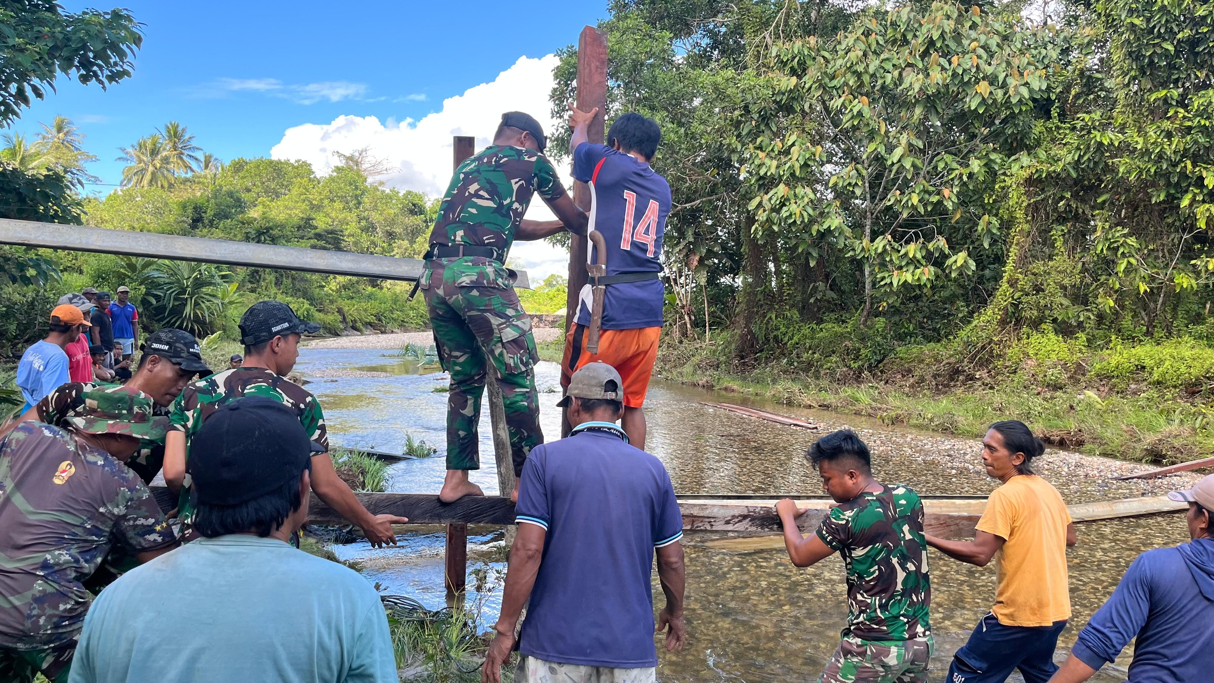 Bantu Kesulitan Masyarakat, Satgas Yonif 642/Kps Bangun Ulang Jembatan Penghubung