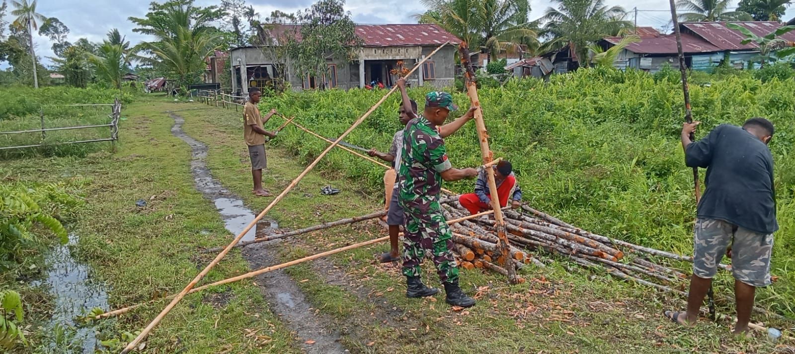 Babinsa Koramil 1802-07/Aimas Solid Bersama Warga Klabinain