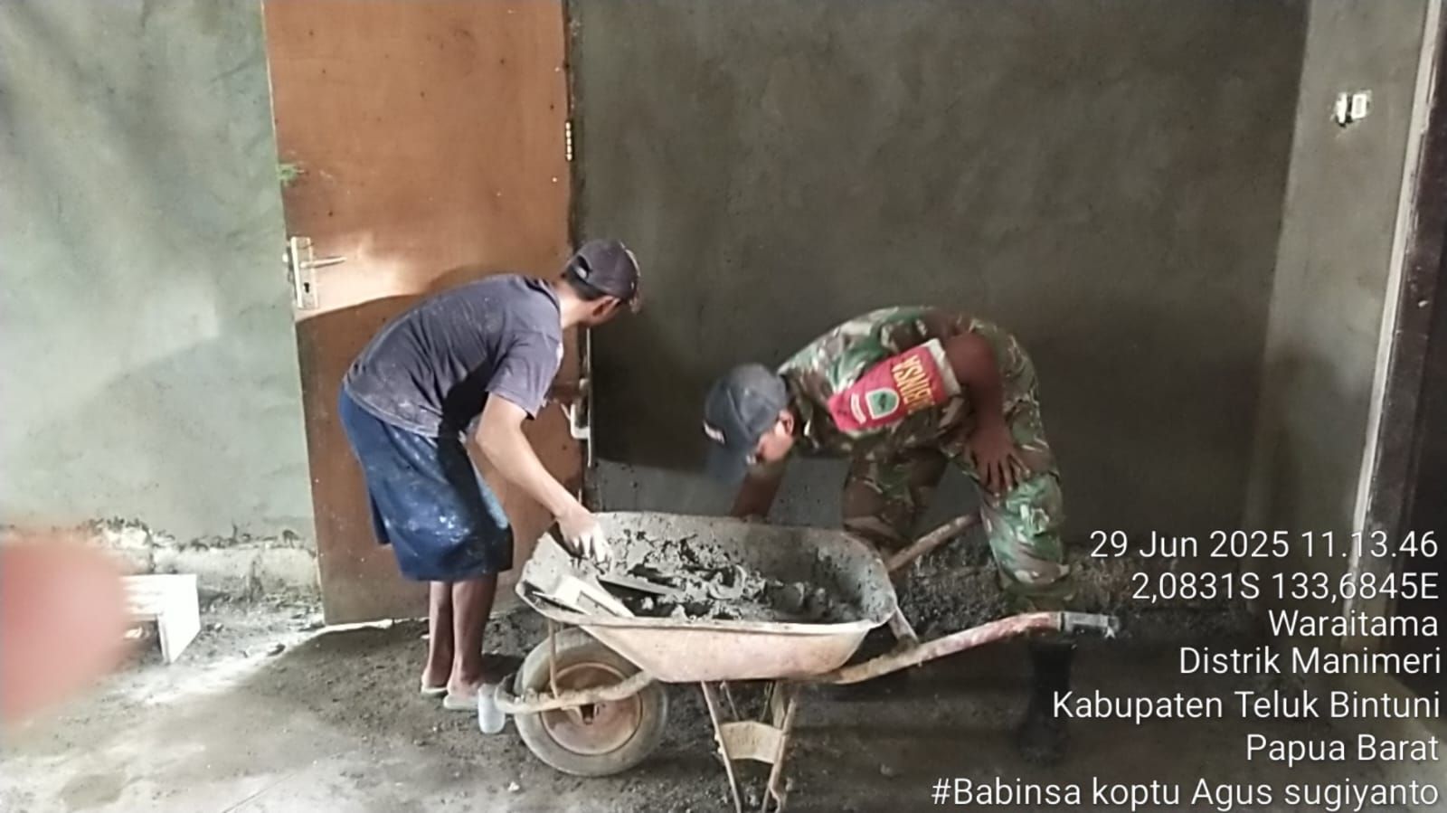 Karya Bakti TNI, Babinsa Bantu Bangun Rumah Warga di Desa waraitam  sp1