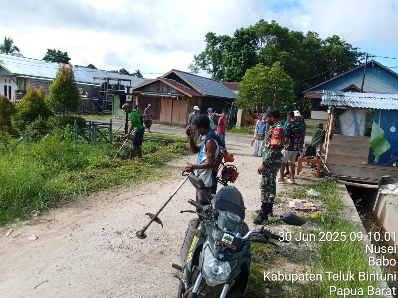 Peduli Lingkungan, Babinsa Bersama Warga Gotong Royong Bersihkan Rumput Kanan Kiri    Drag Jalan