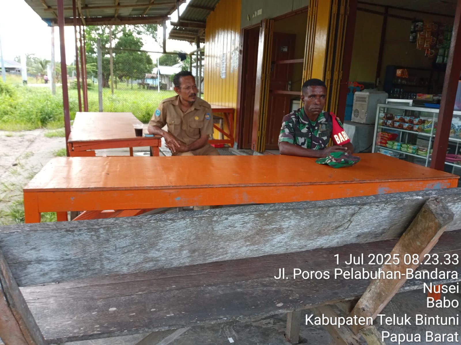 Babinsa Komsos Dengan Warga Dan Pantau Wilayah Binaan