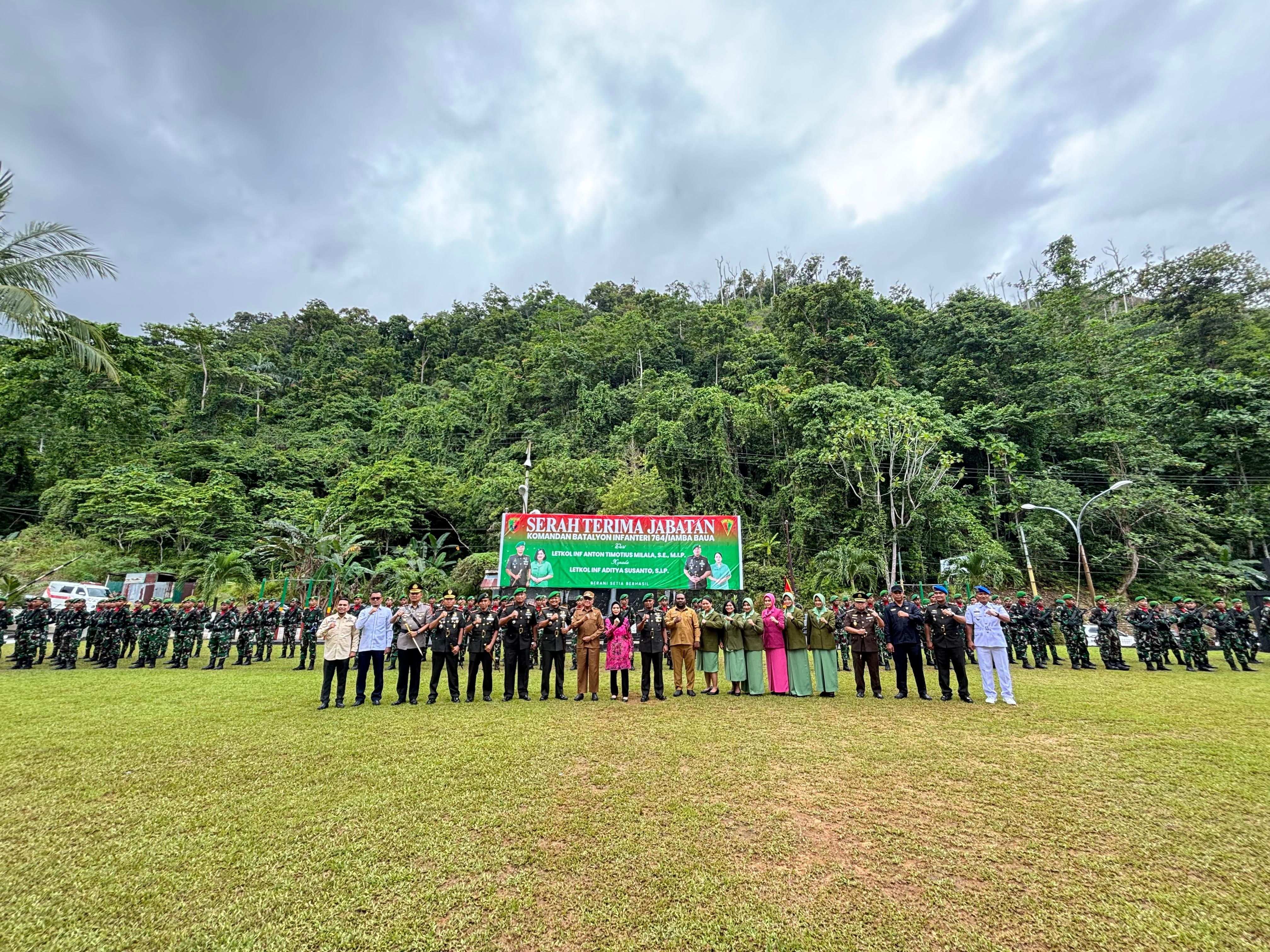 Dandim 1804/Kaimana Letkol Arm Debi Irawan S.I.P.,M.P.A  Dan Ketua persir KCK cabang XL kodim 1804/Kaimana NY.Yussi Debi Irawan, Menghadiri undangan Serah Terima Jabatan Komandan Batalyon Infanteri 764/Iamba Baua