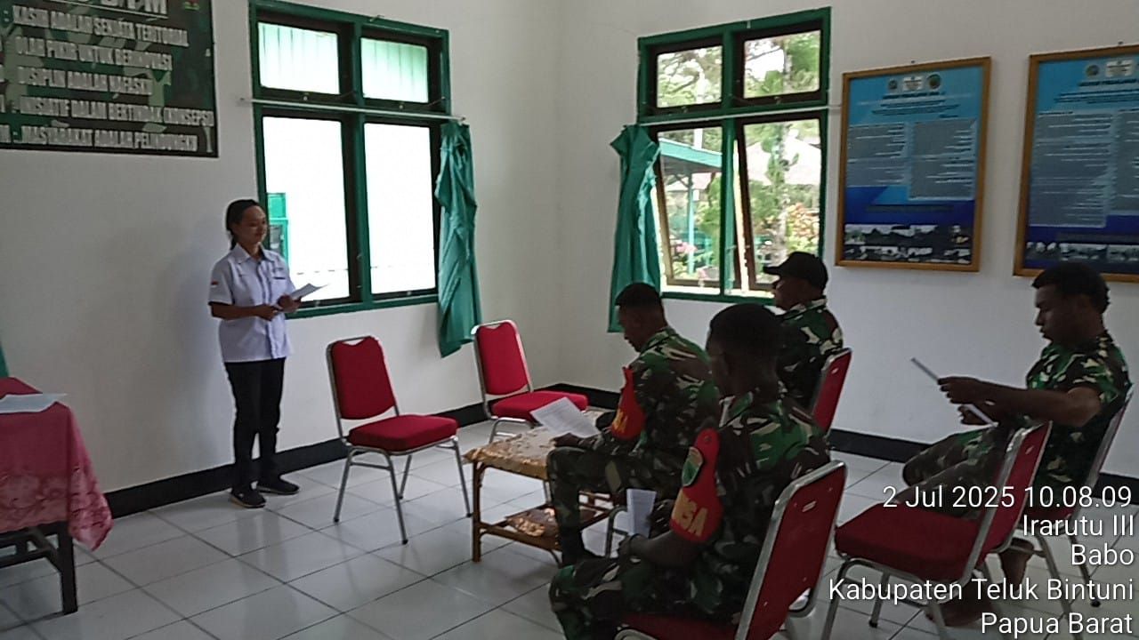 Babinsa Koramil 01 / teluk Bintuni  Komsos dengan Tenaga Kesehatan puskesmas babo 