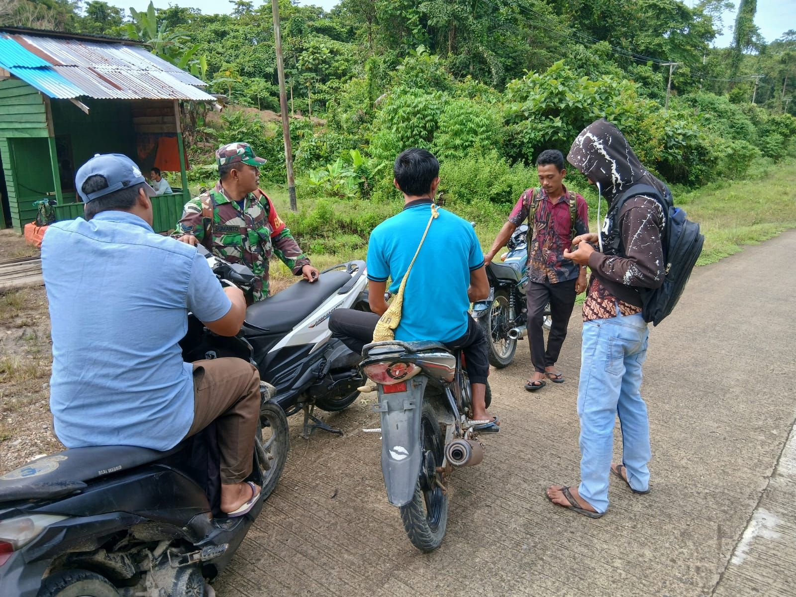 Jalani Tugas Pokok, Babinsa Kodim 1802/Sorong Komsos Dengan Warga Klamono