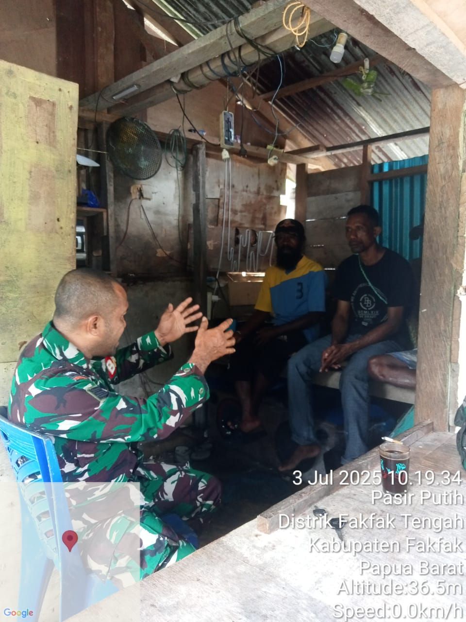 Cipta Kerukunan Antar Warga Binaan Babinsa Koramil 1803-01/Fakfak Ngobrol Santai Membahas RUU TNI Dan MBG