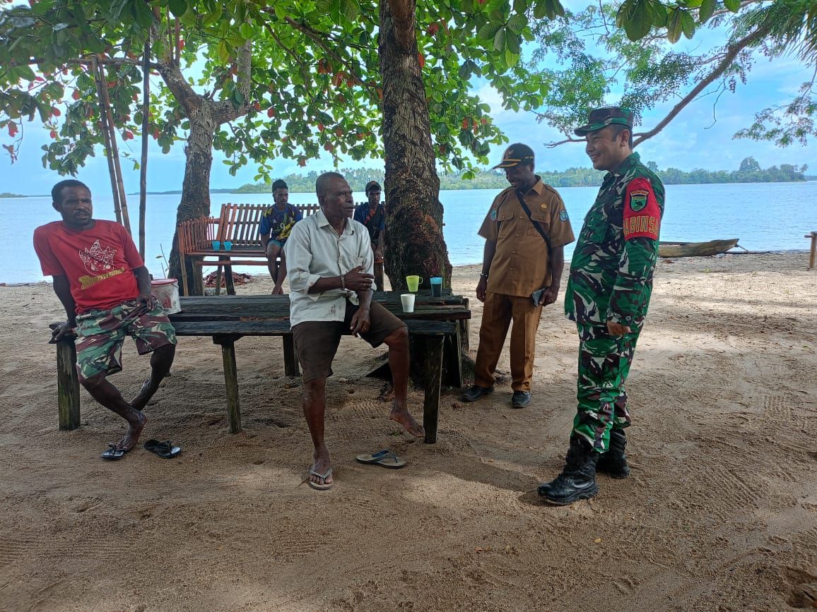 Babinsa Kodim 1802/Sorong Himbauan Kepada Perangkat Distrik Jaga Kebersihan Lingkungan Kampung.