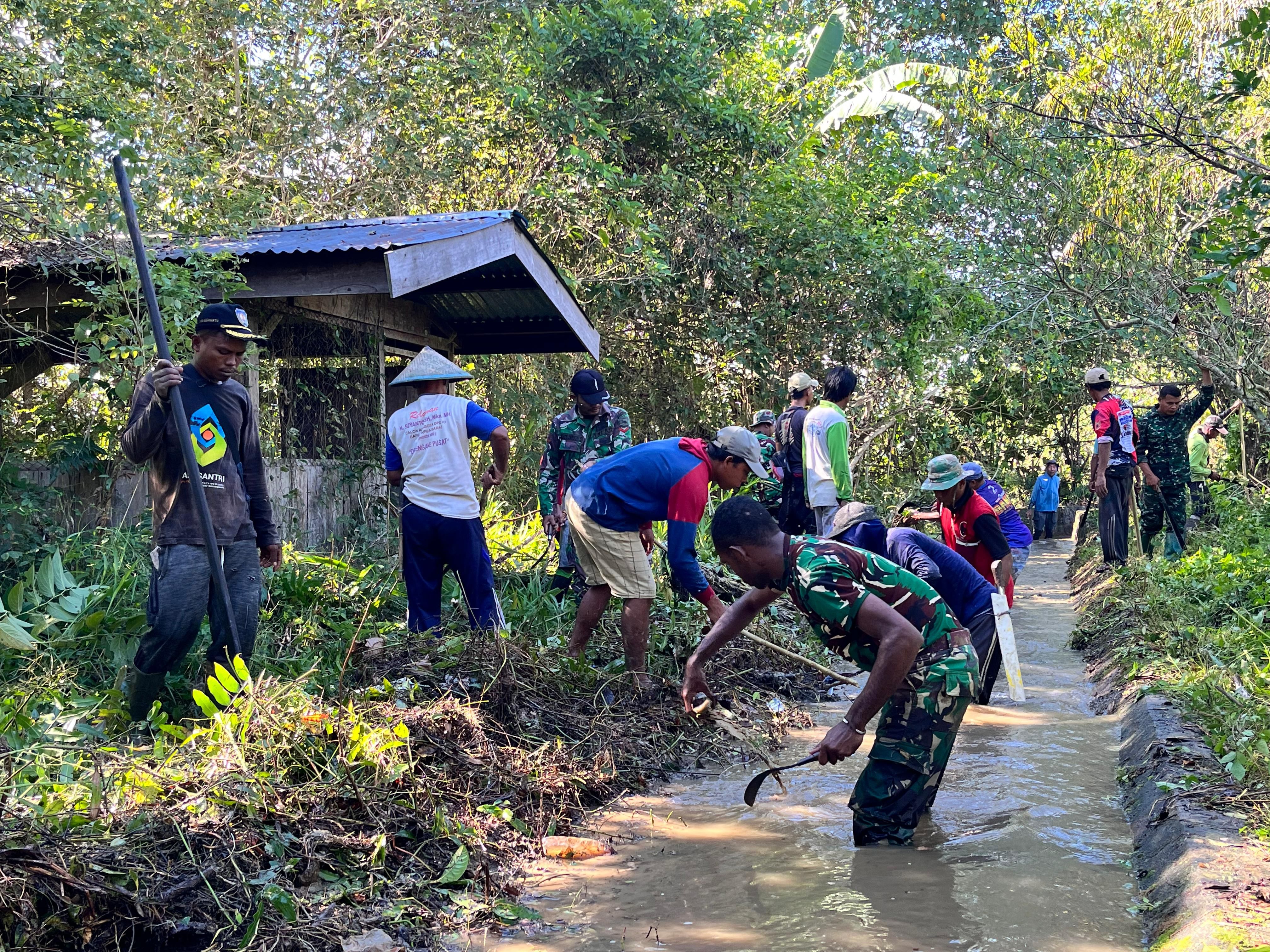 Kodim 1806/teluk Bintuni  Gelar Karya Bakti brsama warga masyarakat Bersihkan Irigasi Sawah