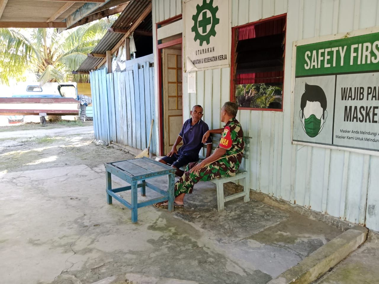 Guna Mengetahui Situasi Wilayah, Babinsa Kodim 1804/Kaimana Komsos Dengan Tokoh Masyarakat.