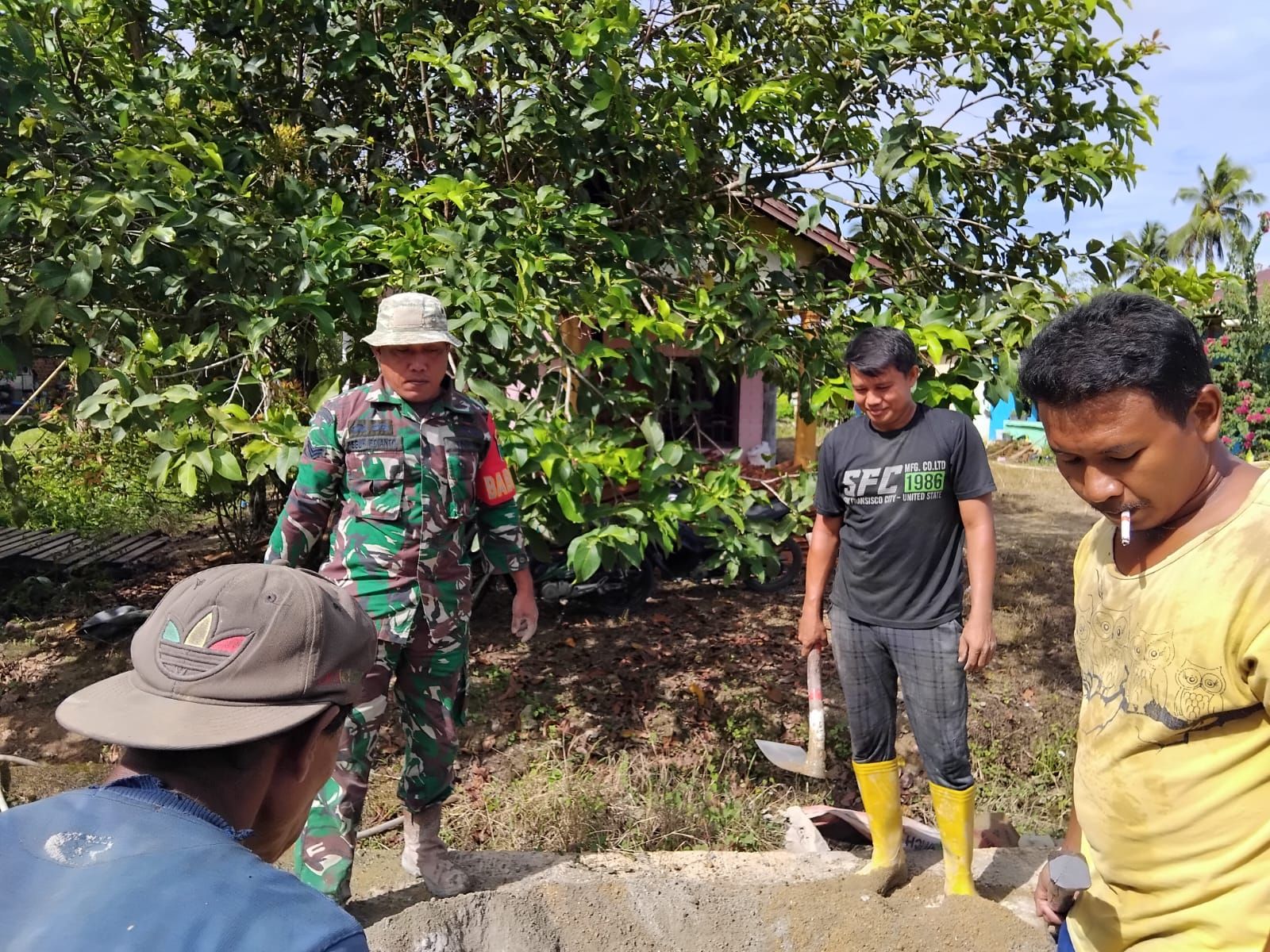Babinsa Kodim 1802/Sorong Bersama Masyarakat Jalin Silahturahmi lewat Perbaiki Jalan.