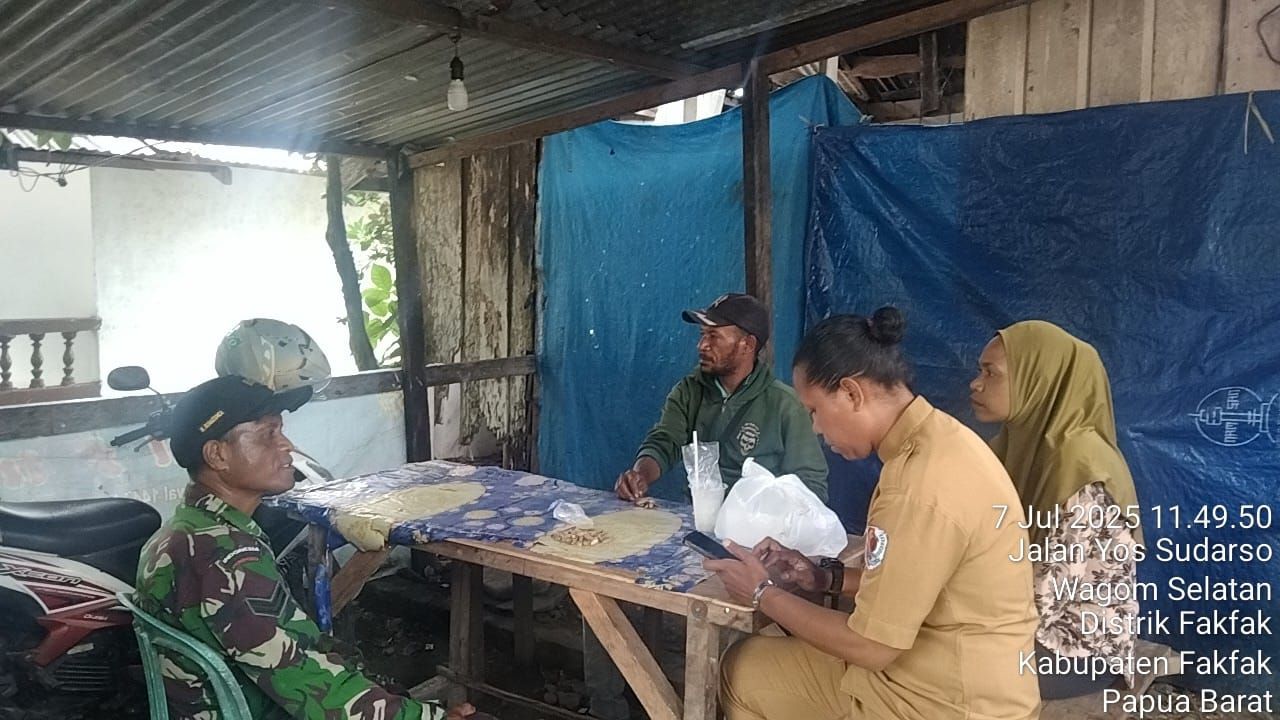Melalui Komsos Babinsa Koramil 1803-01/Fakfak Tekankan Pentingnya Menjaga Bersama Prioritas Kamtibmas Di Kampung 