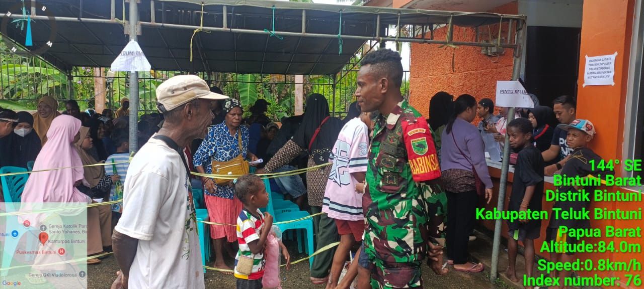 Babinsa 01/teluk Bintuni Kawal Bansos Warga Distrik teluk Bintuni barat 