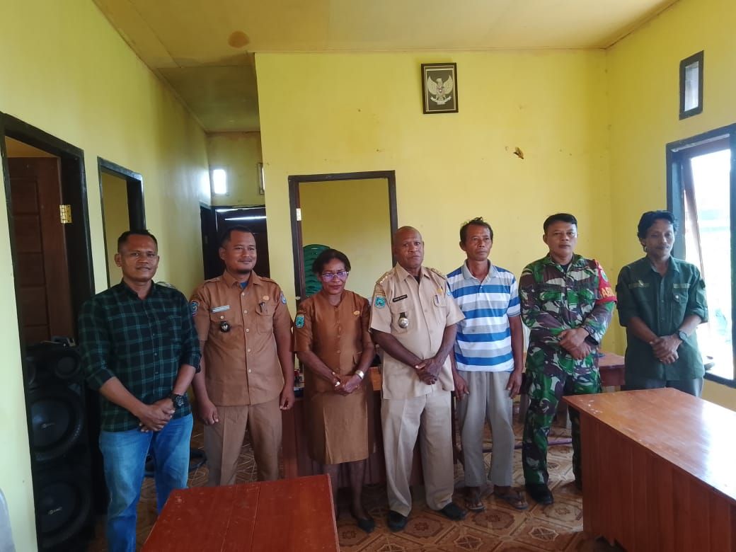 Babinsa Klamono Hadiri Serah Terima Jabatan Kepala Kampung Malasigit.