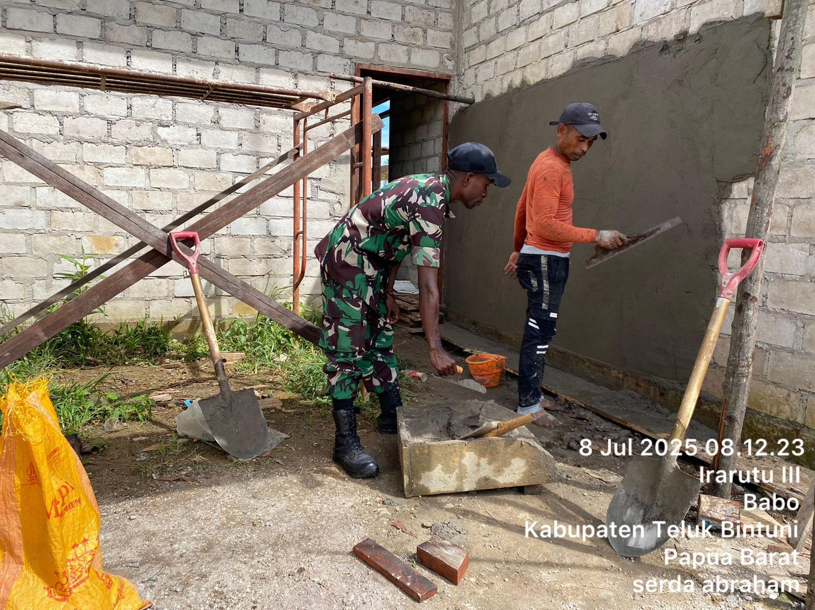 Budayakan Saling Membantu, Babinsa Koramil 02 /babo Bantu Bangun Rumah Warga