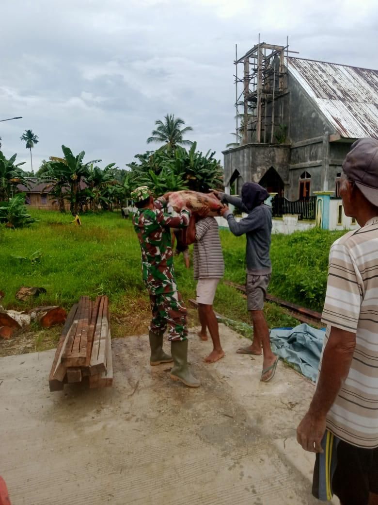 Wujudkan Kepedulian, Babinsa Bantu Warga mengangkut Semen untuk Pembangunan Gereja