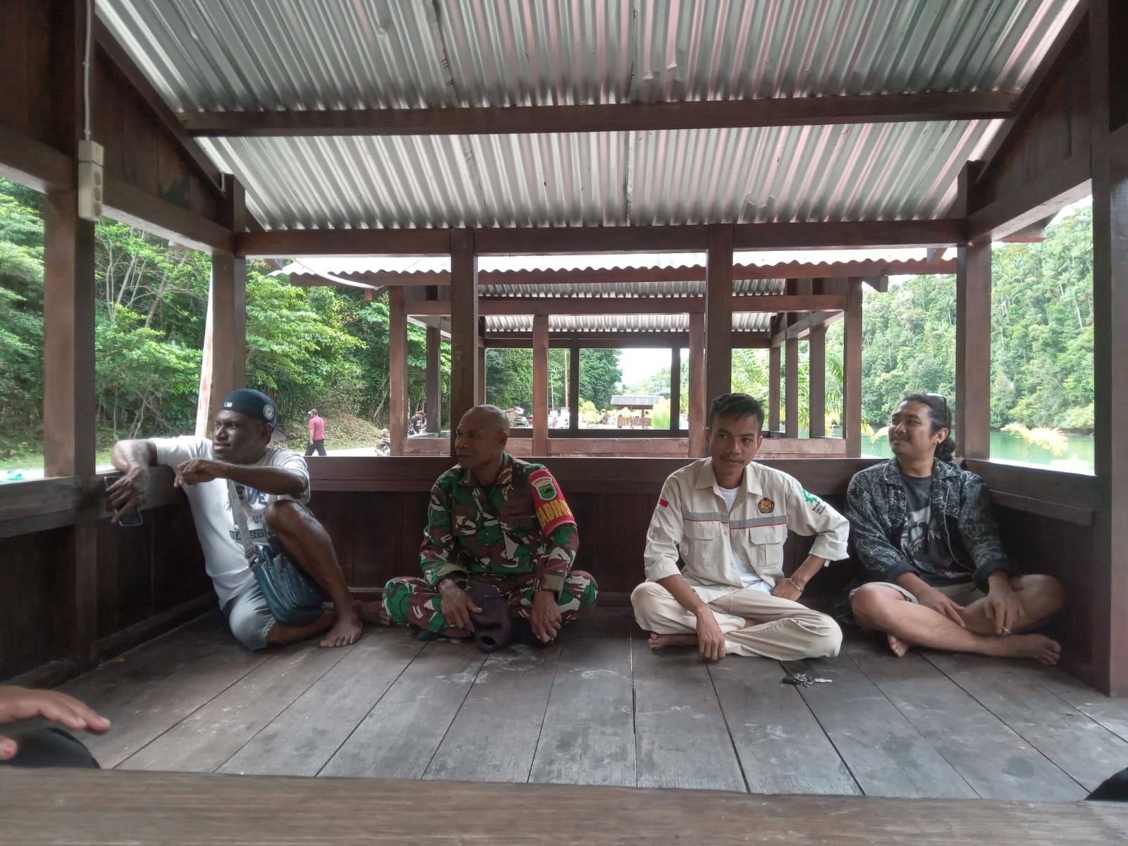 Terus Jaga Keharmonisan, Babinsa Kodim 1804/Kaimana Komsos Dengan Warga Binaan