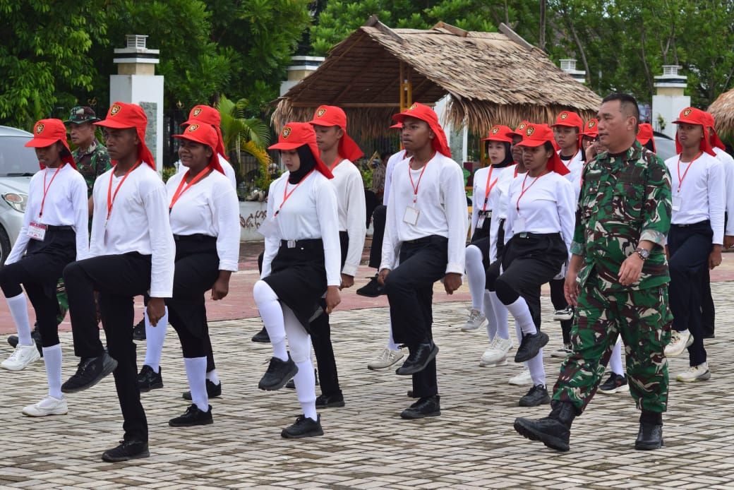 Kodim 1802/Sorong Mantapkan Latihan Formasi  Kepada Paskibraka Tahun 2025.