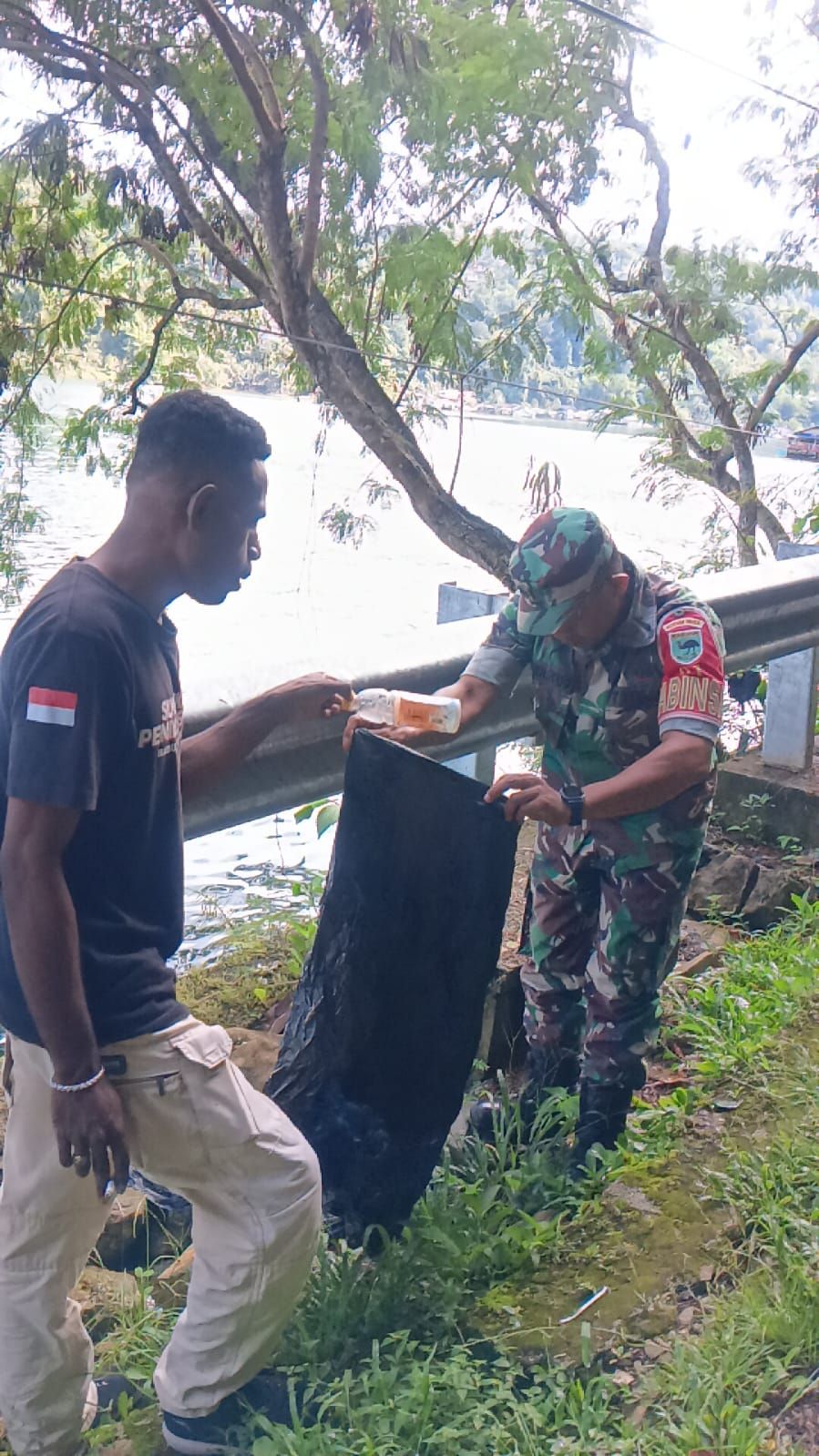 Ciptakan Lingkungan Yang Bersih dan Asri, Sertu Taher Babinsa 1803-01/Fakfak karya Bakti (karbak) Bersama Warga Binaan 