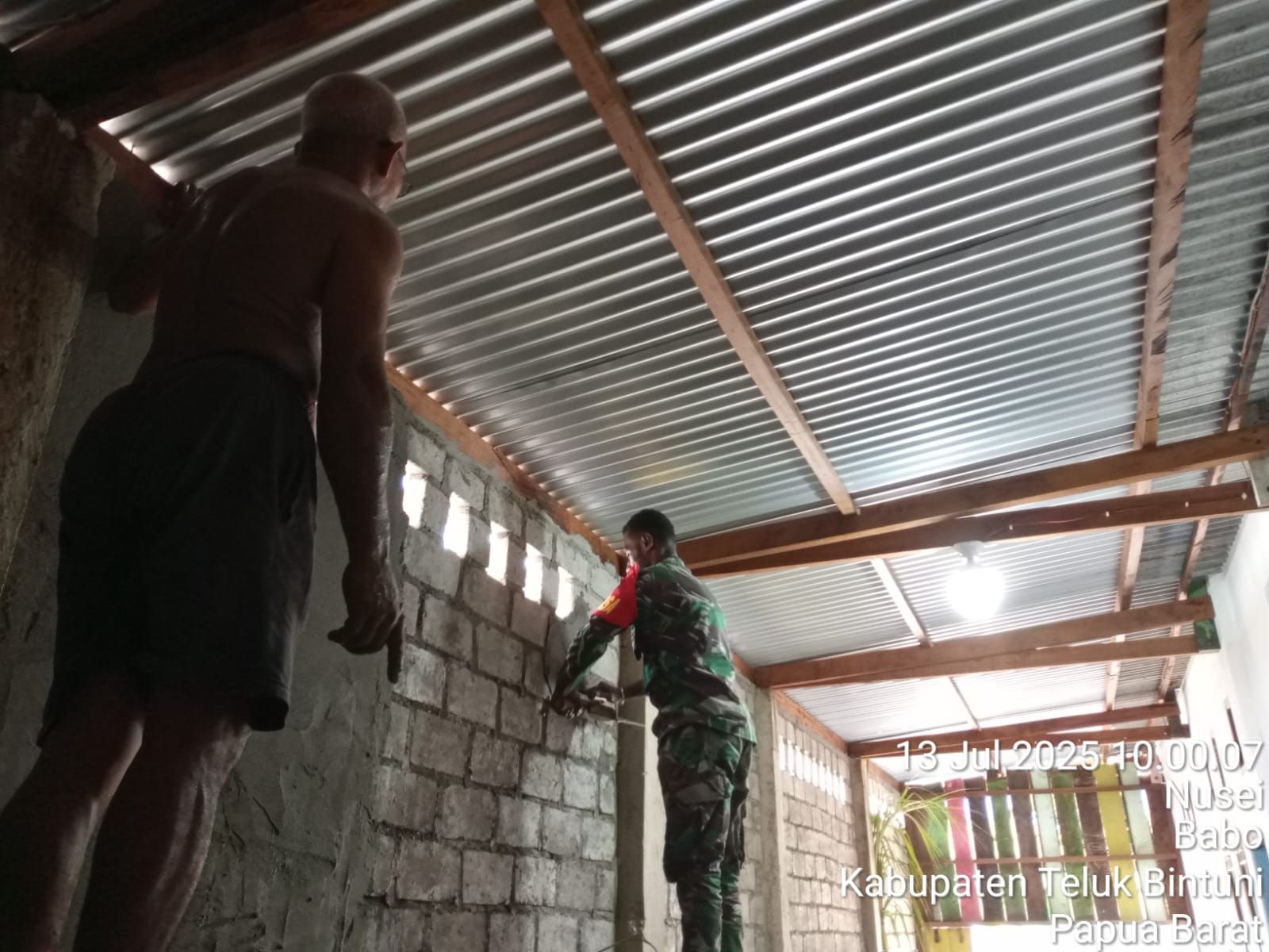 Sinergi TNI Bersama Rakyat, Babinsa Bantu Bangun Rumah Warga desa binaan.