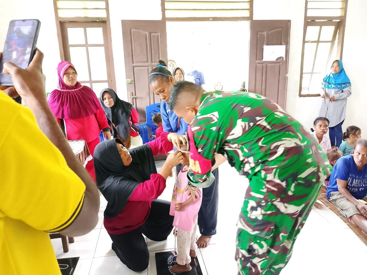 Wujudkan Balita Sehat, Babinsa Dampingi Petugas Kesehatan Berikan Layanan Posyandu