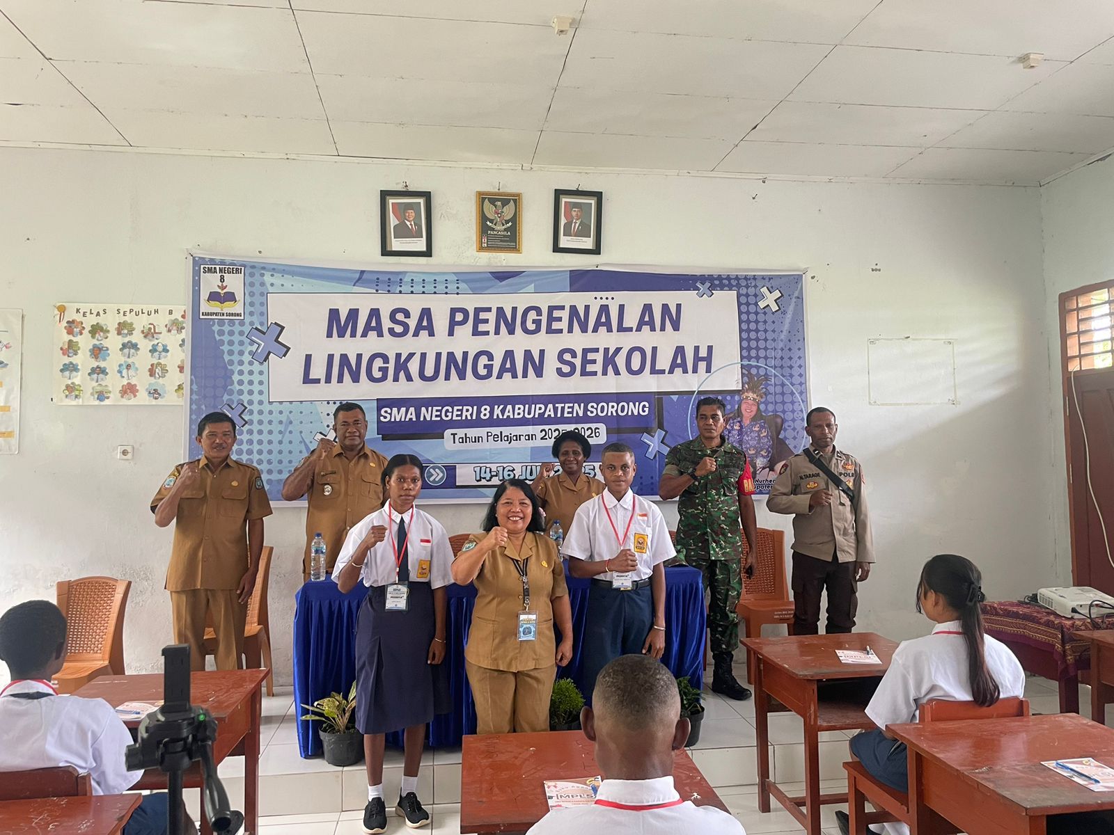 Babinsa Makbon Hadiri Masa Pengenalan Lingkungan Sekolah SMA N 8 Makbon.