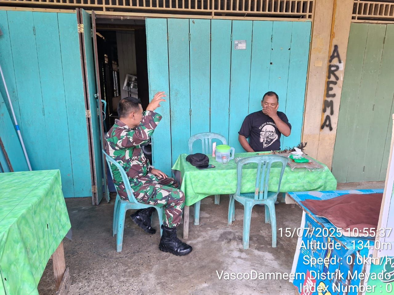 Babinsa Komsos Dengan Warga Dan Pantau Wilayah Binaan