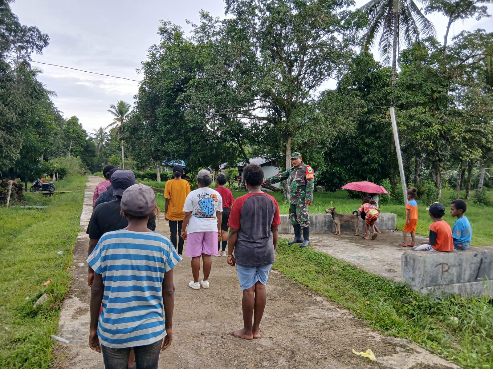 Menjelang Lomba. Babinsa Kodim 1802/Sorong Berikan Pelatihan Gerak Jalan Kepada Masyarakat.
