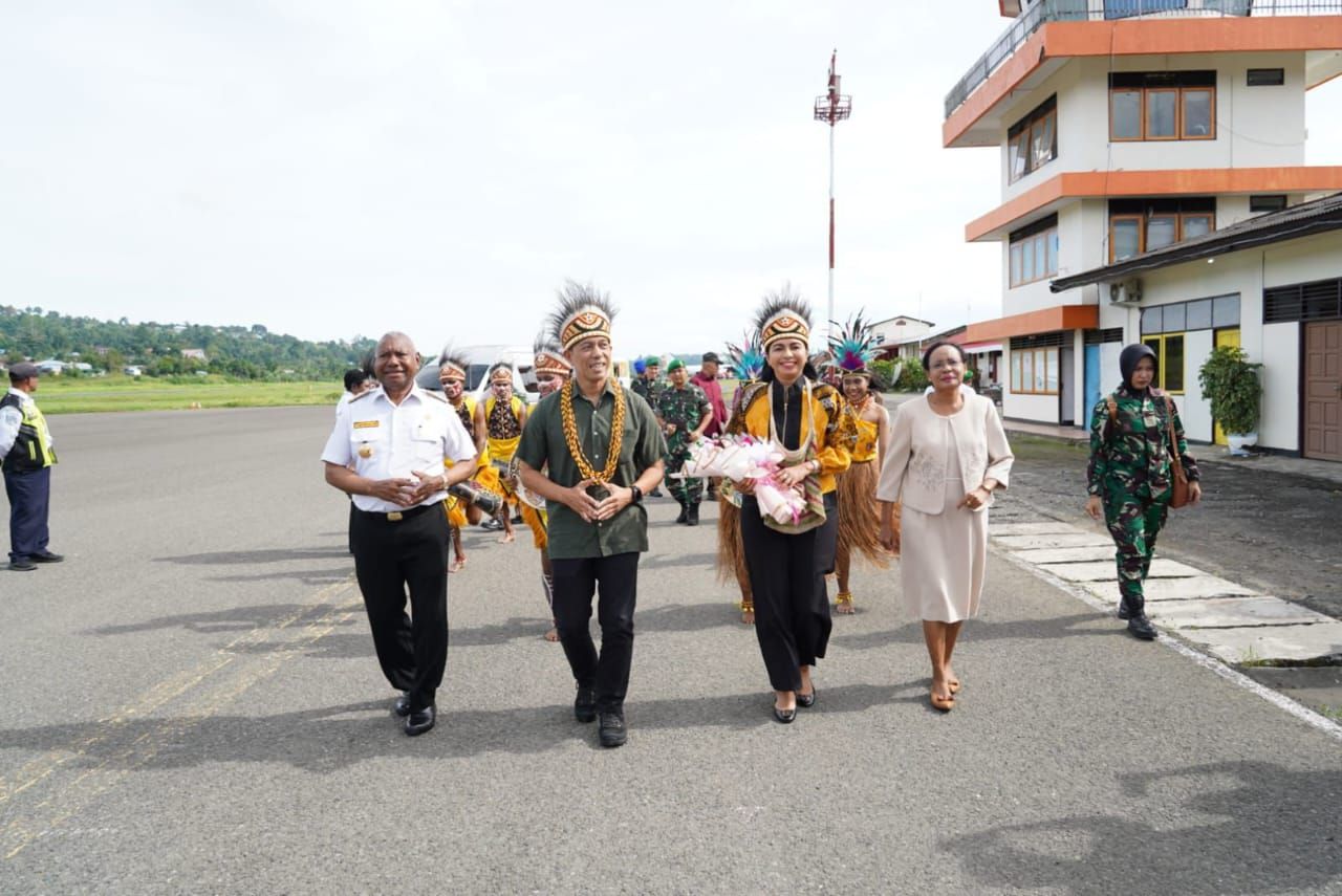 TRADISI PENYAMBUTAN PANGDAM XVIII/KASUARI BESERTA  KETUA PERSIT KARTIKA CHANDRA KIRANA DAERAH XVIII/KASUARI