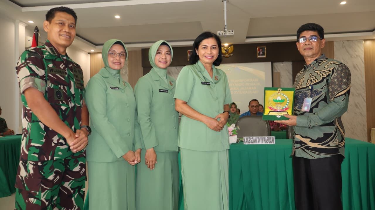 Ketua Persit Kartika Chandra Kirana Daerah XVIII/Kasuari, Ny. Mevi Christian Tehuteru, membuka secara resmi kegiatan Sosialisasi Era Transformasi Pelayanan Posyandu Remaja, Dewasa, dan Lansia