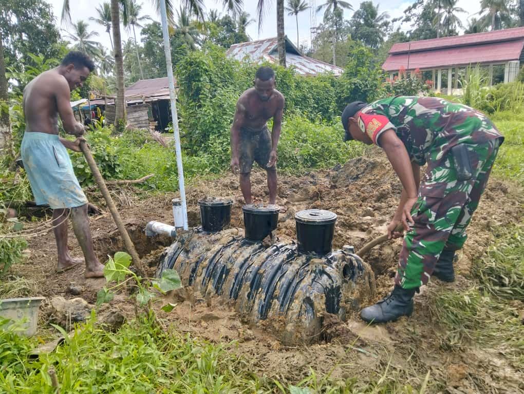 Babinsa Koramil 1802-03/Salawati Bantu Warga Binaan Membuat Septic Tank 