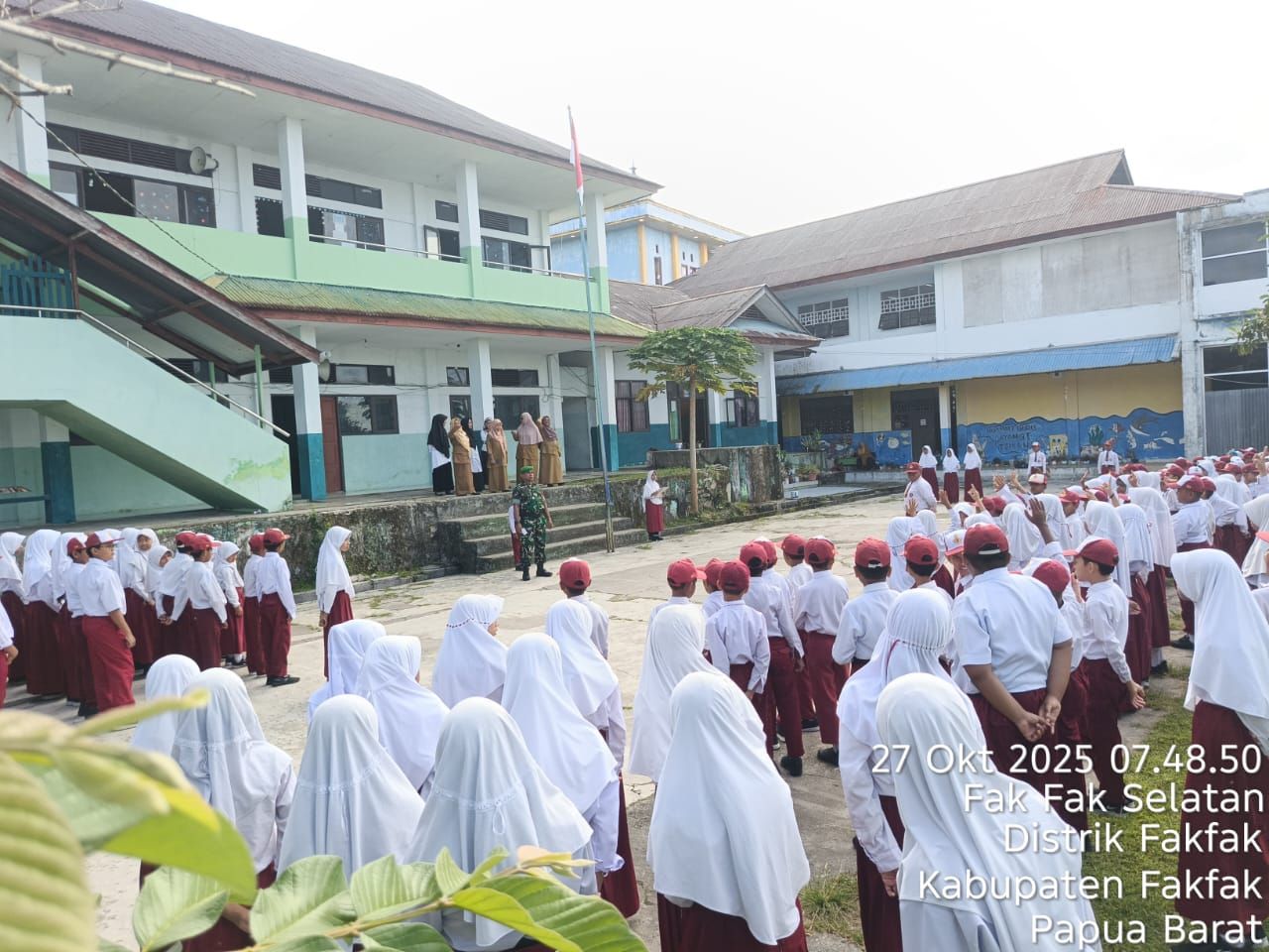 Tumbuhkan Semangat Cinta Tanah Air, Babinsa Fakfak Jadi Pembina Upacara di MI As-Syafi’iyah