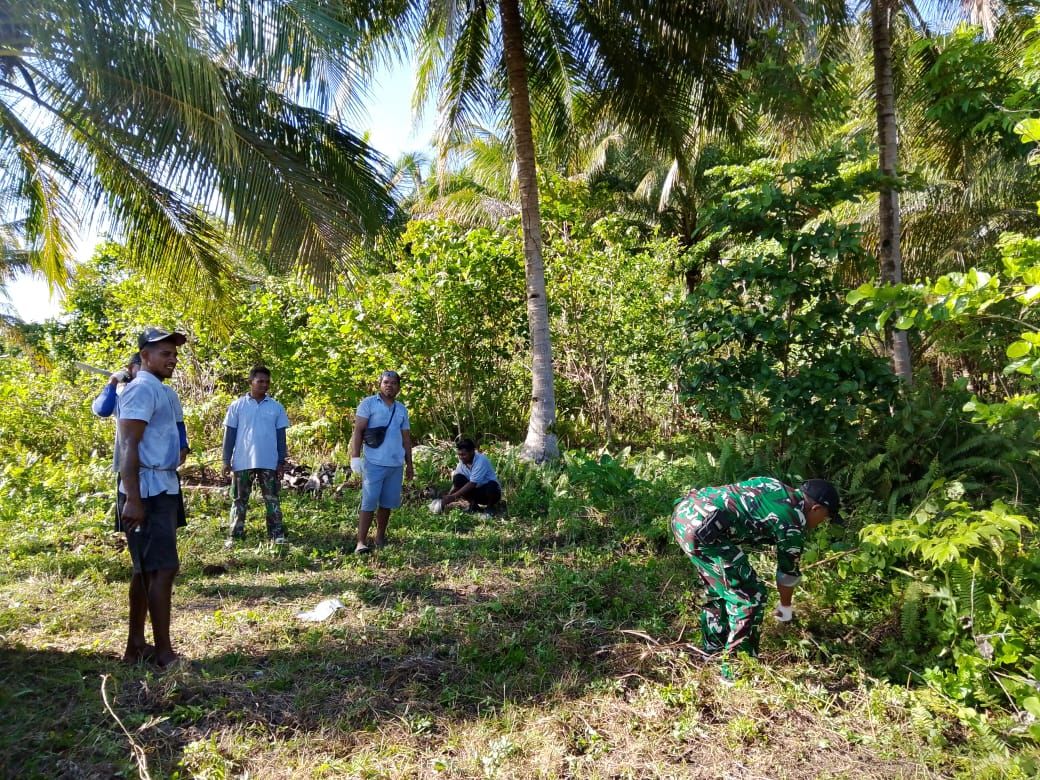 Babinsa Kodim 1804/Kaimana Bersama Warga Binaan Kerja Bakti Bersihkan Lingkungan
